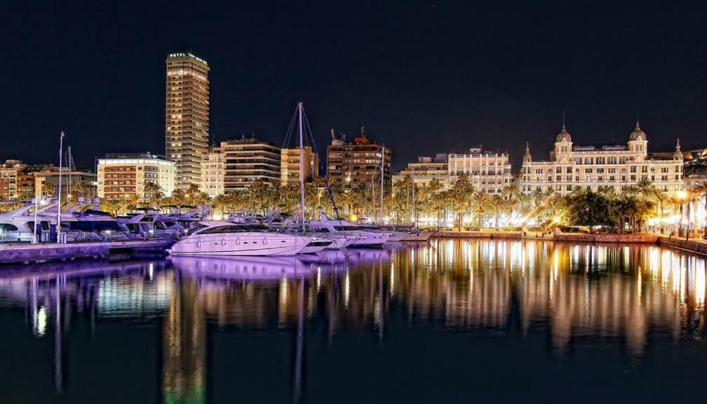 Centrico Y Espacioso Piso En Barrio Tranquilo Apartman Alicante Kültér fotó